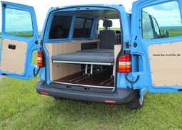 VW T5 Ausbau mit Schlafsitzbank und schlanken Sideboards auf beiden Seiten