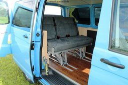 VW Bulli T5 Innenausbau mit Funktionsboden, Schlafsitzbank, Sideboard,