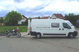 Motorradtransport im Reisemobil